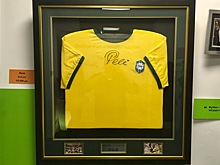 Сколько стоят перчатки Хабиба и футболка с автографом Пеле