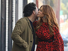 Ева Мендес в мини и туфлях на очень высоких каблуках сходила на ланч с другом