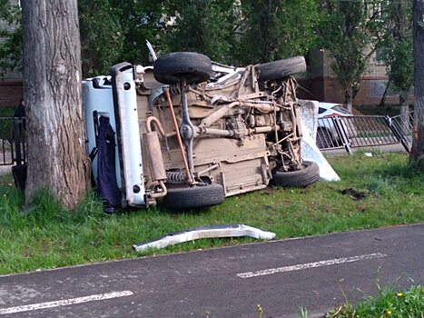 В центре саратова внедорожник протаранил забор, врезался в дерево и перевернулся