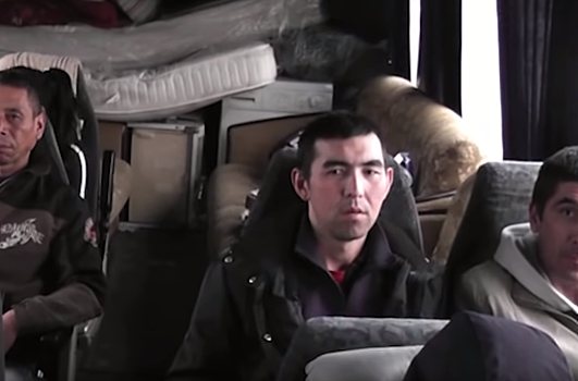 Мигрантов перевозили в автобусе с диванами под Челябинском