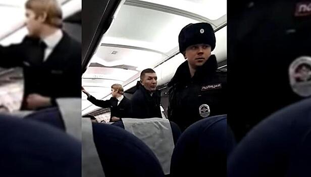 Пожелавший лететь стоя пассажир устроил пьяный дебош на борту "Уральских авиалиний"