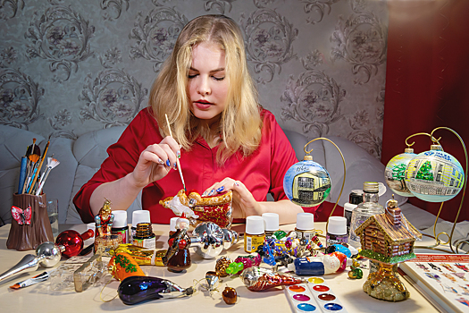 Символы семейного праздника: инженер-технолог ПО «Маяк» коллекционирует и реставрирует елочные игрушки