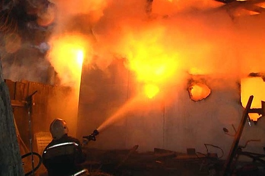 В Екатеринбурге на ВИЗе сгорел частный дом