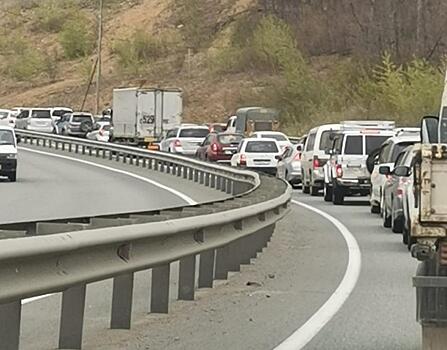 Все на дачи: мощная пробка образовалась на объездной трассе Патрокл – Седанка – Де-Фриз – п. Новый