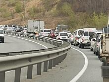 Все на дачи: мощная пробка образовалась на объездной трассе Патрокл – Седанка – Де-Фриз – п. Новый