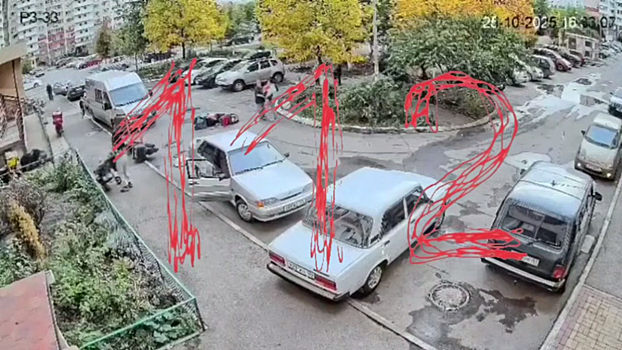 «112»: Мужчина избил курьера, случайно сбившего его дочь во дворе в Краснодаре