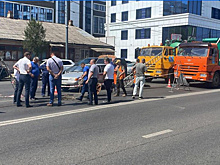 Провал образовался посреди дороги на улице Суворова в Краснодаре