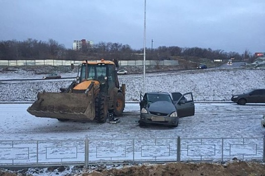 Водитель, врезавшийся в трактор на волгоградской улице, сбежал с места аварии