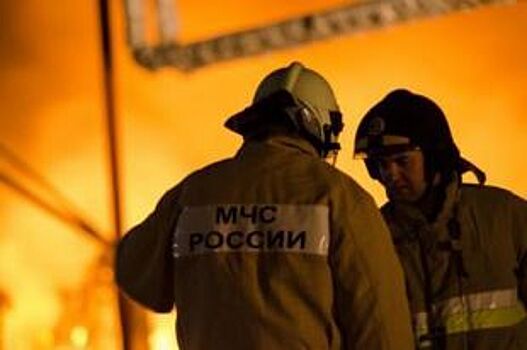 В Нефтеюганске пожарные вывели 19 человек из горящей пятиэтажки
