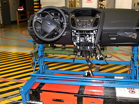 На российском заводе Ford работают автономные роботы "Болек" и "Лёлек"