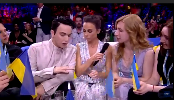 Участник Евровидения от Украины укусил ведущую