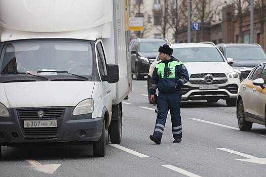 Российский водитель почесался за рулем и получил штраф