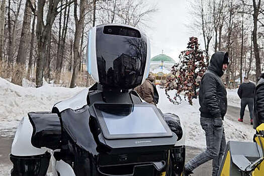 Роботы Зверобой и Хедлайнер поздравили женщин с 8 Марта в парке Горького Перми