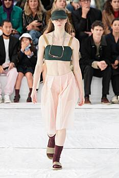 Носки со шлепанцами, кроп-топы и юбки в складку на шоу Lacoste Spring 2022