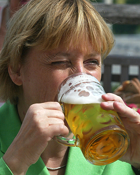 Ангела Меркель пьет пиво во время посещения знаменитого монастыря Андексы в южной Баварии, 2002 год