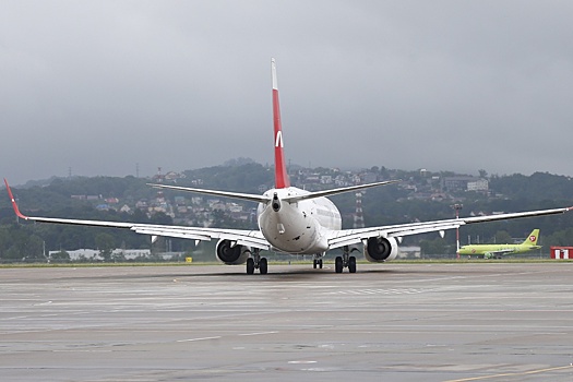 В международном аэропорту Сочи задержано почти 80 рейсов