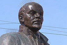 В российском городе на памятнике Ленину установили шипы