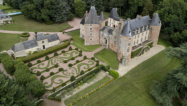 Дешевле, чем бокал вина: французский замок XV века продают на аукционе за один евро