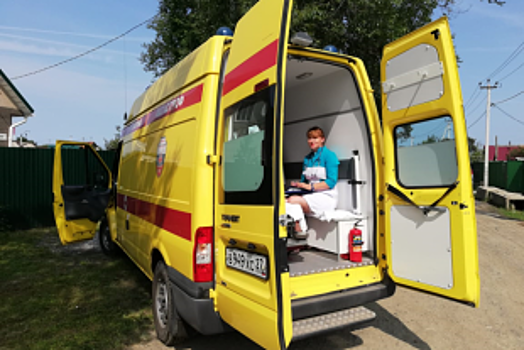 В Аткарске 2-летний мальчик попал под колеса иномарки