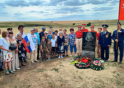 Военнослужащие ЮВО и юнармейцы Ростовской области почтили память летчика-героя Михаила Дмитриева