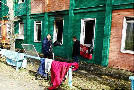 В Ноябрьске жители пытаются спасти вещи из сгоревшего ночью дома (фото)