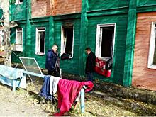 В Ноябрьске жители пытаются спасти вещи из сгоревшего ночью дома (фото)