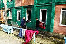 В Ноябрьске жители пытаются спасти вещи из сгоревшего ночью дома (фото)