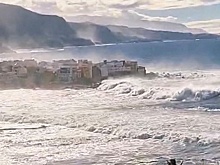 Гигантская волна на курорте Тенерифе в Испании унесла жизни трех человек