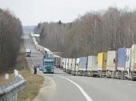 На границе Украины со Словакией образовалась 10-километровая очередь