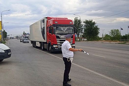 В Архангельской области инспекторы ДПС брали взятки с водителей большегрузов