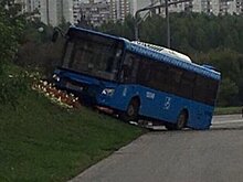 Мосгортранс выясняет причины выезда автобуса на газон в Митине