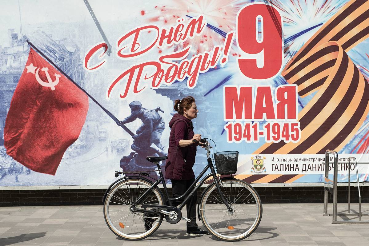 Россиянин пожаловался на вывешенный ко Дню Победы плакат с шестипалым солдатом