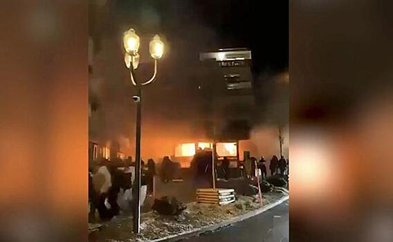 Европа встретила Новый год пожарами и погромами