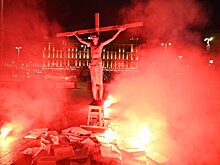 Активист распял себя на горящем кресте на фоне здания ФСБ