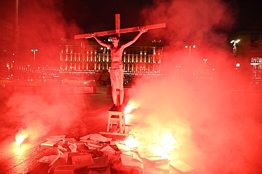 Активист распял себя на горящем кресте на фоне здания ФСБ
