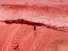 Воды Персидского залива окрасились после ливня в кроваво-красные тона