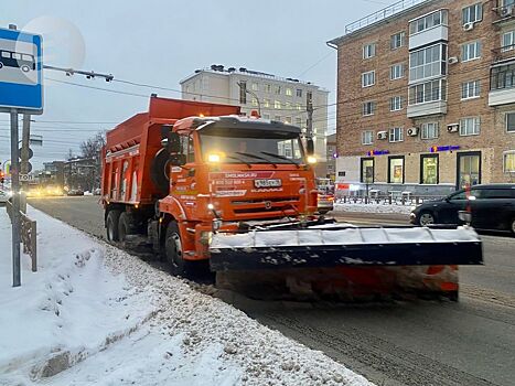 На улицы Ижевска вышли 60 спецмашин для уборки снега