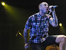 Основатель группы «Ляпис Трубецкой» встретился с бойцами ВСУ. Он спел для них на вокзале в Киеве