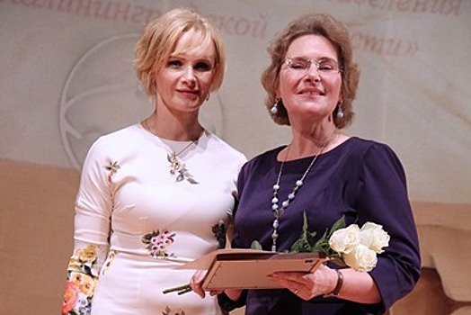 Соцработникам Калининградской области вручили письма от Алиханова