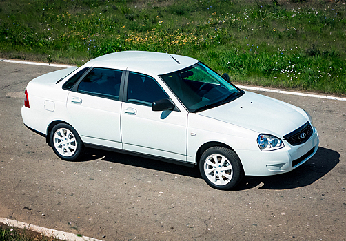 Рекрутеры выяснили, сколько нужно отложить зарплат, чтобы купить Lada Priora и Ford Focus