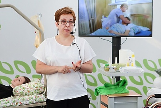 Нюта Федермессер в Москве провела мастер‑класс по уходу за тяжелобольными людьми