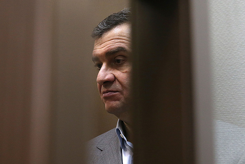 Бывший заместитель главы Минкультуры Григорий Пирумов был признан виновным в мошенничестве по «делу реставраторов», приговорен к полутора годам лишения свободы и освобожден в зале суда как отбывший наказание за время нахождения в СИЗО. По версии следствия, Пирумов и его подельники при заключении контрактов на реставрацию объектов культурного наследия похитили не менее 100 млн рублей 