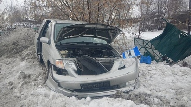 Водитель «смял» остановку и сбежал с места аварии