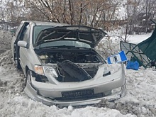 Водитель «смял» остановку и сбежал с места аварии