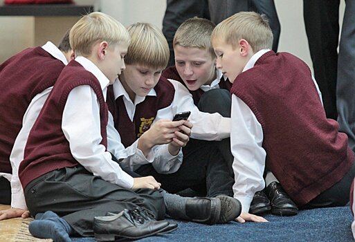 В столичных школах не будут запрещать мобильники