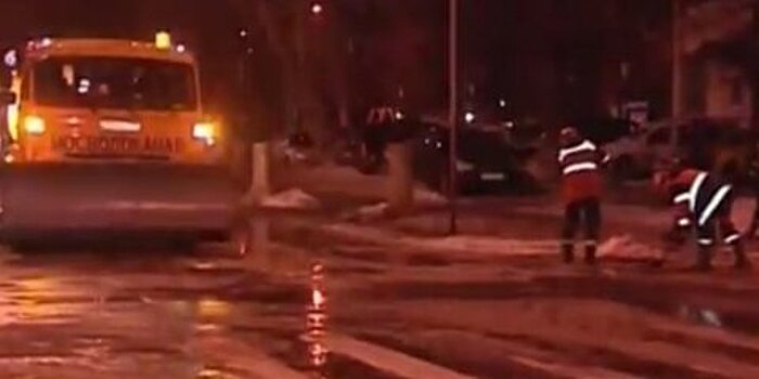 Вода из трубы залила дорогу на востоке Москвы