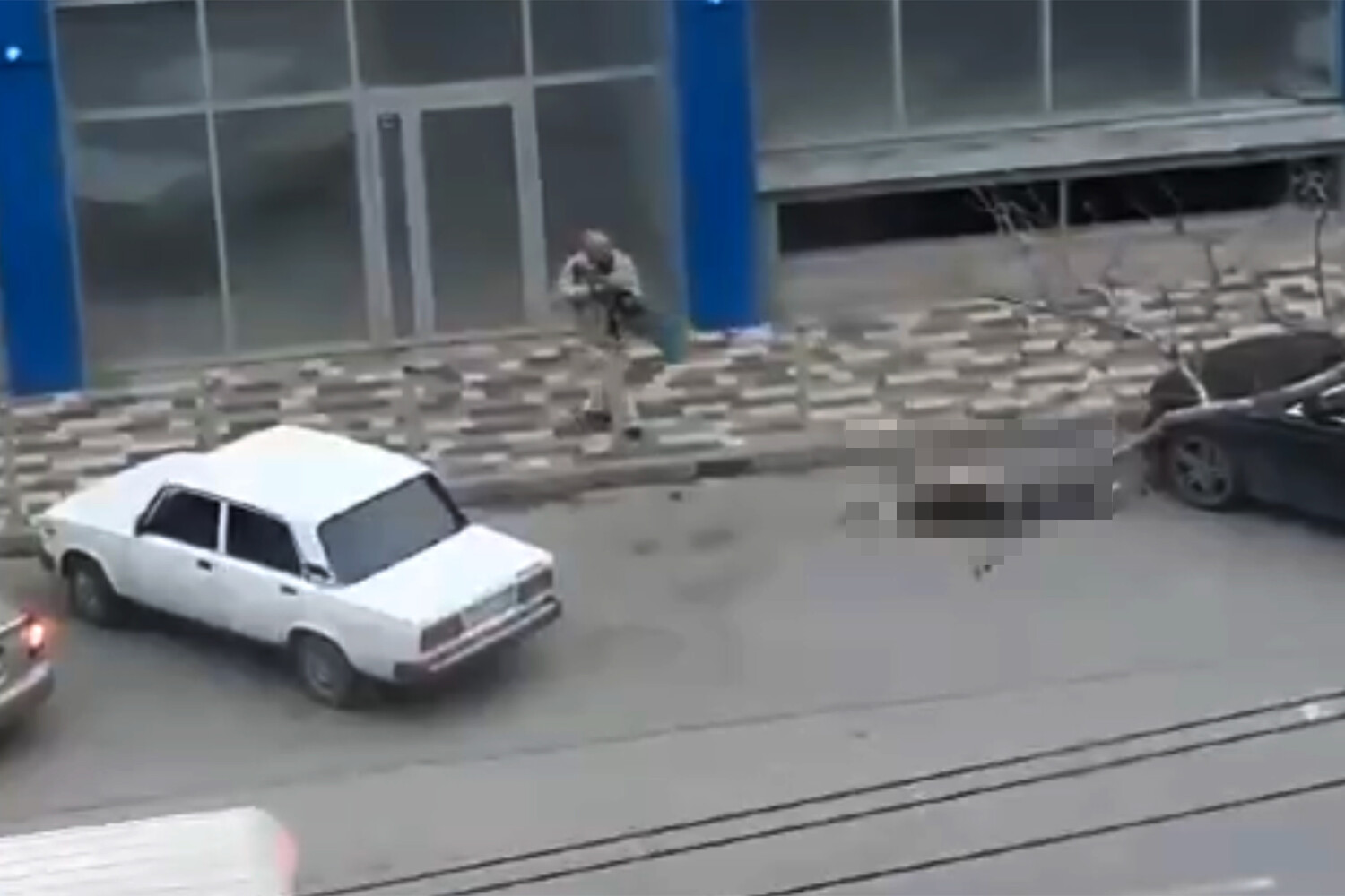 РЕН ТВ: стрелявший у ТЦ в Крымске преследовал жену с оружием и стрелял по окнам ее квартиры