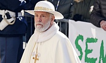 Джон Малкович на фото со съёмок спин-оффа "Молодого Папы"
