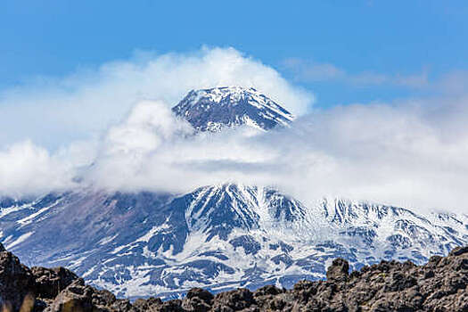 Прокуратура Камчатки назвала срыв в пропасть причиной гибели туристов на вулкане