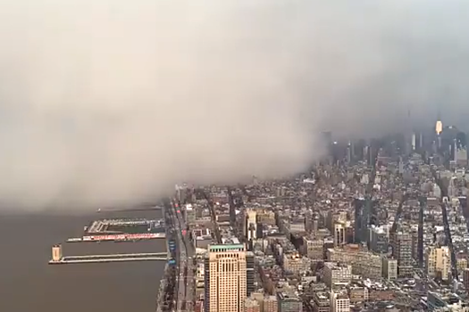 Накрывший Нью-Йорк шторм сняли с крыши небоскрёба